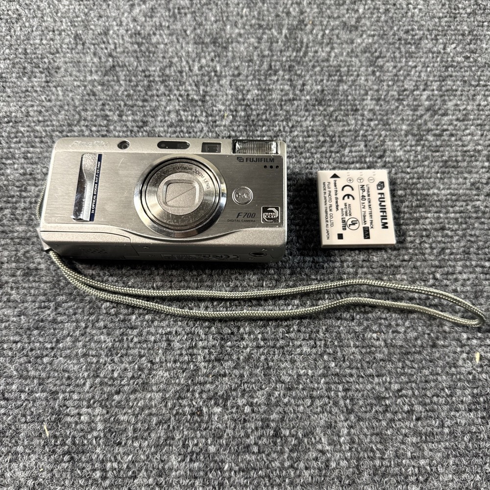 Fujifilm FinePix F700 compact digital camera Silver Untested with battery